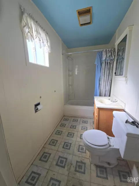 Bath - 6165 Bonikell, Weldon, CA 93283 photo 1 of 2