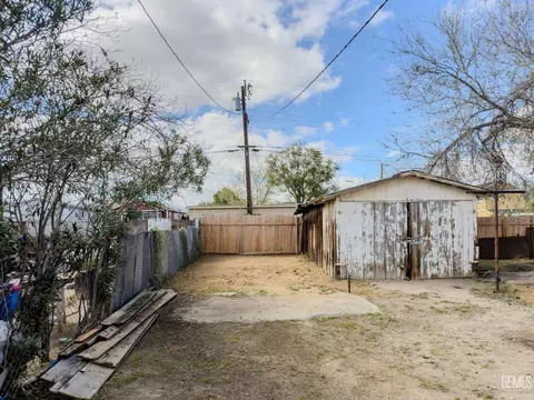 Exterior - 215 Naylor Ave, Taft, CA 93268 photo 4 of 12