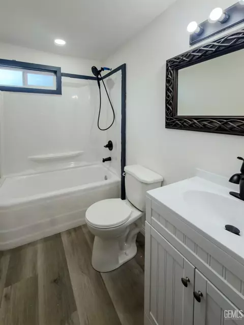 Bath - 215 Naylor Ave, Taft, CA 93268 photo 2 of 2