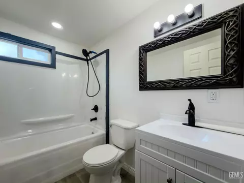 Bath - 215 Naylor Ave, Taft, CA 93268 photo 1 of 2
