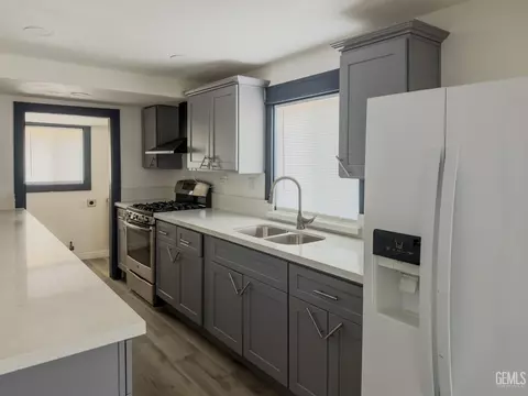 Kitchen - 215 Naylor Ave, Taft, CA 93268 photo 1 of 2
