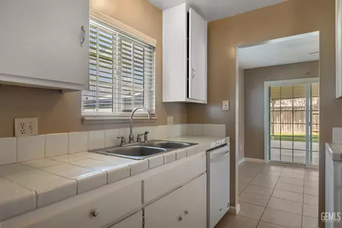 Entry Way - 10908 Michele Ave, Bakersfield, CA 93312 photo 1 of 3