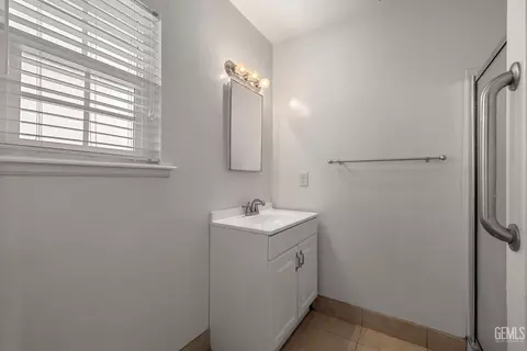 Bath - 10908 Michele Ave, Bakersfield, CA 93312 photo 1 of 4