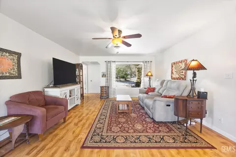 Living - 30001 Jamaica Dunes Dr, Tehachapi, CA 93561 photo 3 of 5