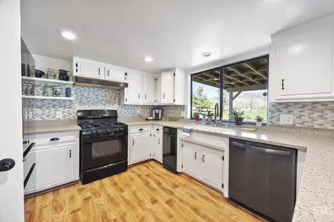 Kitchen - 30001 Jamaica Dunes Dr, Tehachapi, CA 93561 photo 5 of 5