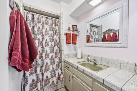 Bath - 30001 Jamaica Dunes Dr, Tehachapi, CA 93561 photo 5 of 5