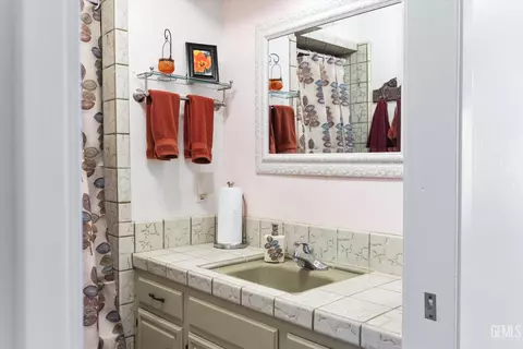 Bath - 30001 Jamaica Dunes Dr, Tehachapi, CA 93561 photo 4 of 5