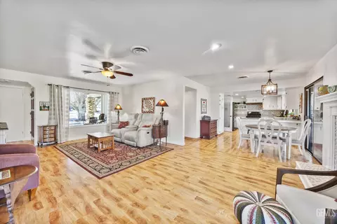 Living - 30001 Jamaica Dunes Dr, Tehachapi, CA 93561 photo 4 of 5