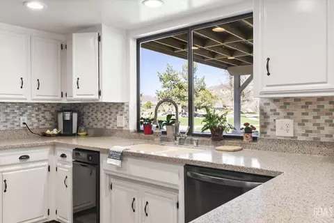 Kitchen - 30001 Jamaica Dunes Dr, Tehachapi, CA 93561 photo 2 of 5