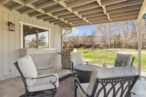 Exterior - 30001 Jamaica Dunes Dr, Tehachapi, CA 93561 photo 7 of 13