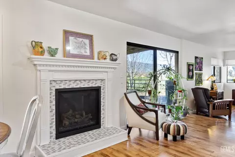 Living - 30001 Jamaica Dunes Dr, Tehachapi, CA 93561 photo 2 of 5
