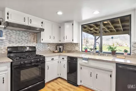 Kitchen - 30001 Jamaica Dunes Dr, Tehachapi, CA 93561 photo 3 of 5