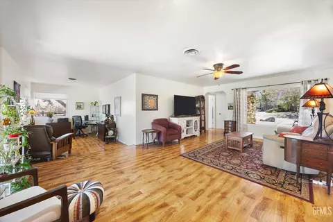 Living - 30001 Jamaica Dunes Dr, Tehachapi, CA 93561 photo 5 of 5