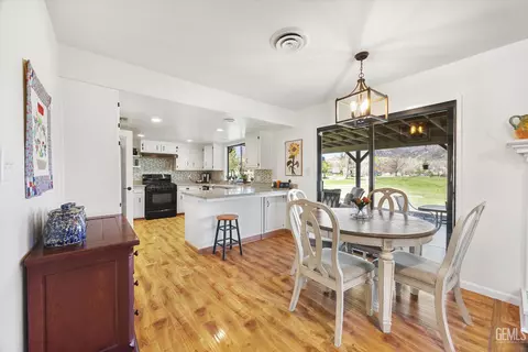 Dining - 30001 Jamaica Dunes Dr, Tehachapi, CA 93561 photo 1 of 2