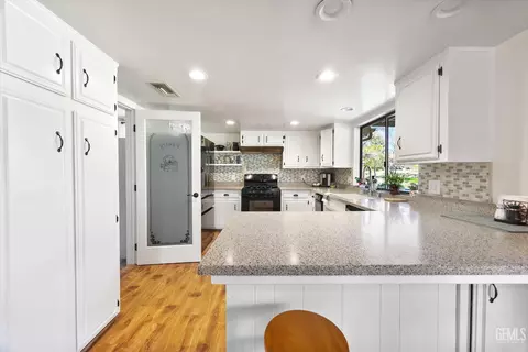Kitchen - 30001 Jamaica Dunes Dr, Tehachapi, CA 93561 photo 1 of 5