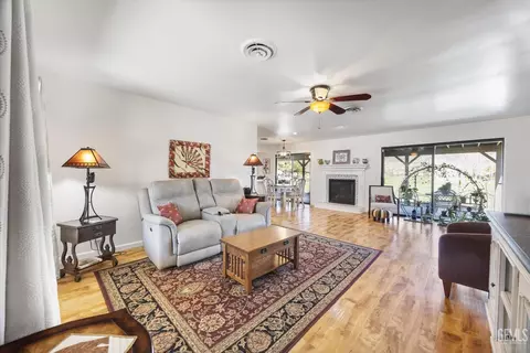 Living - 30001 Jamaica Dunes Dr, Tehachapi, CA 93561 photo 1 of 5