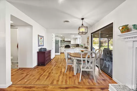 Dining - 30001 Jamaica Dunes Dr, Tehachapi, CA 93561 photo 2 of 2