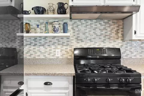 Kitchen - 30001 Jamaica Dunes Dr, Tehachapi, CA 93561 photo 4 of 5