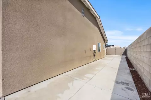Exterior - 9801 Biscayne Dr, Bakersfield, CA 93311 photo 8 of 8