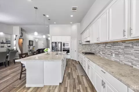 Kitchen - 9801 Biscayne Dr, Bakersfield, CA 93311 photo 4 of 6