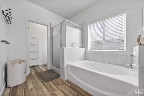 Bath - 9801 Biscayne Dr, Bakersfield, CA 93311 photo 1 of 2