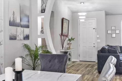 Entry Way - 9801 Biscayne Dr, Bakersfield, CA 93311 photo 3 of 9