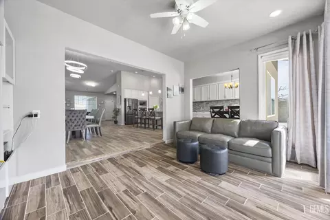 Entry Way - 9801 Biscayne Dr, Bakersfield, CA 93311 photo 5 of 9