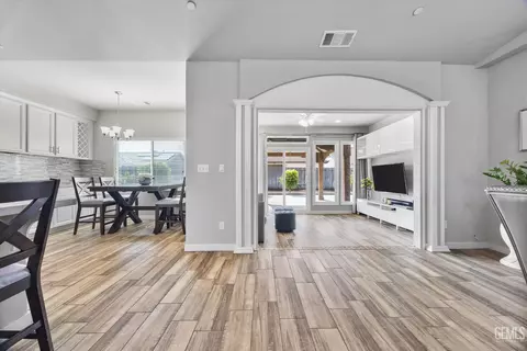 Entry Way - 9801 Biscayne Dr, Bakersfield, CA 93311 photo 4 of 9