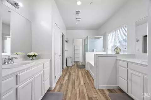 Entry Way - 9801 Biscayne Dr, Bakersfield, CA 93311 photo 8 of 9