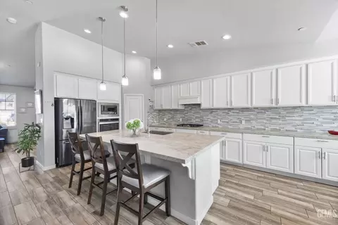 Kitchen - 9801 Biscayne Dr, Bakersfield, CA 93311 photo 3 of 6