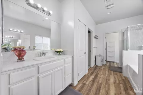 Entry Way - 9801 Biscayne Dr, Bakersfield, CA 93311 photo 7 of 9