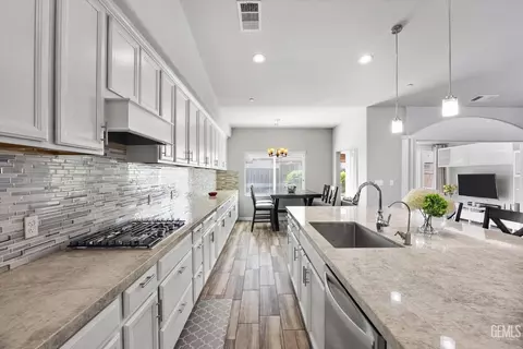 Kitchen - 9801 Biscayne Dr, Bakersfield, CA 93311 photo 6 of 6