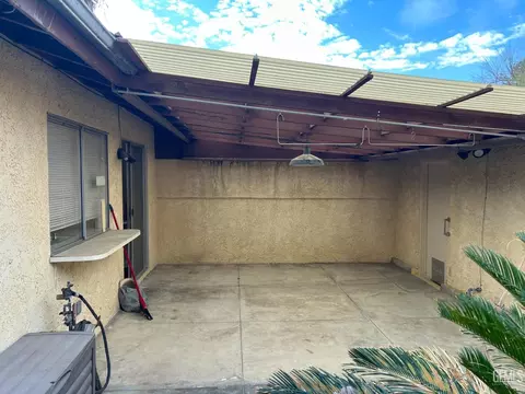Exterior - 302 Calvin St, Taft, CA 93268 photo 2 of 5
