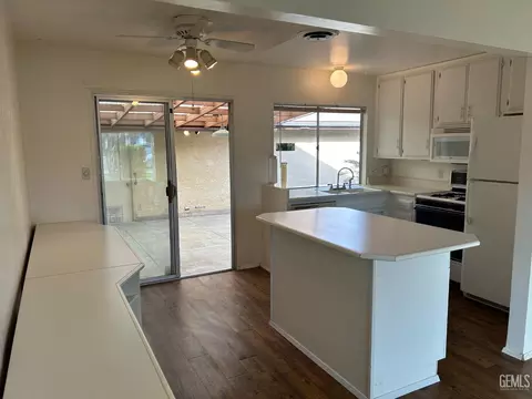 Kitchen - 302 Calvin St, Taft, CA 93268 photo 1 of 3