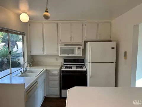 Kitchen - 302 Calvin St, Taft, CA 93268 photo 2 of 3