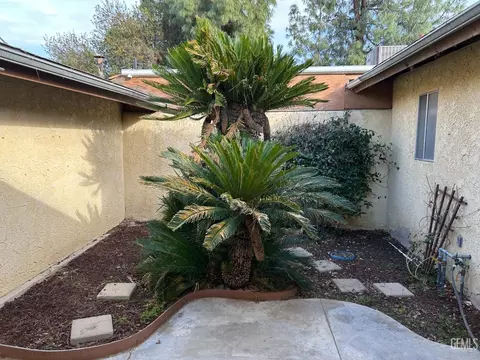 Exterior - 302 Calvin St, Taft, CA 93268 photo 3 of 5