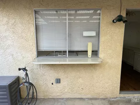 Exterior - 302 Calvin St, Taft, CA 93268 photo 4 of 5