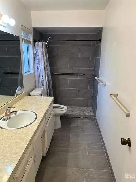 Bath - 302 Calvin St, Taft, CA 93268 photo 1 of 1