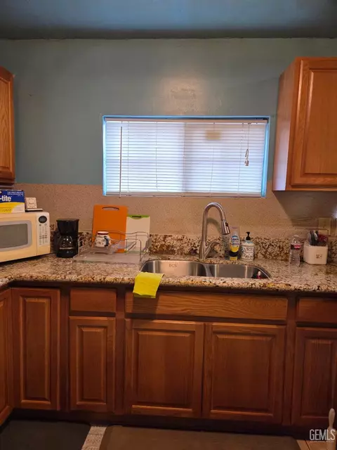 Kitchen - 415 E 18th St, Bakersfield, CA 93305 photo 4 of 4