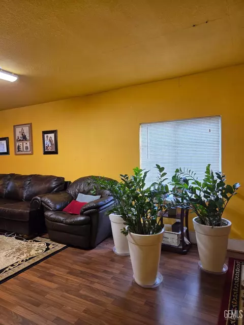Living - 415 E 18th St, Bakersfield, CA 93305 photo 5 of 6