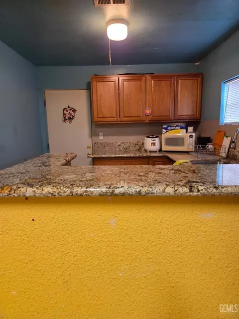 Kitchen - 415 E 18th St, Bakersfield, CA 93305 photo 3 of 4