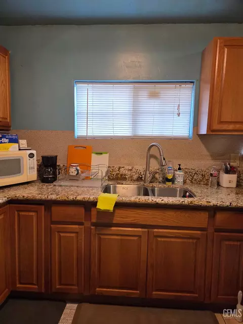Kitchen - 415 E 18th St, Bakersfield, CA 93305 photo 2 of 4