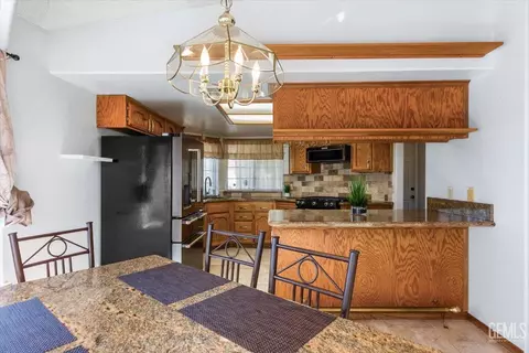 Kitchen - 20012 Bald Mountain Dr, Tehachapi, CA 93561 photo 2 of 4