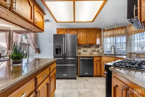 Kitchen - 20012 Bald Mountain Dr, Tehachapi, CA 93561 photo 1 of 4
