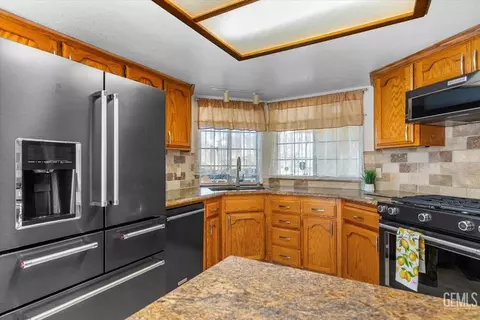 Kitchen - 20012 Bald Mountain Dr, Tehachapi, CA 93561 photo 3 of 4