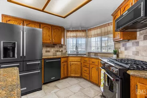 Kitchen - 20012 Bald Mountain Dr, Tehachapi, CA 93561 photo 4 of 4