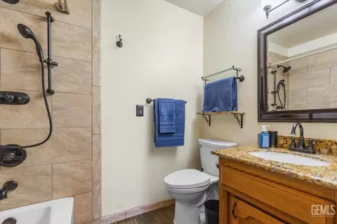 Bath - 20012 Bald Mountain Dr, Tehachapi, CA 93561 photo 2 of 4