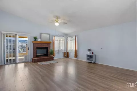 Living - 20012 Bald Mountain Dr, Tehachapi, CA 93561 photo 2 of 2