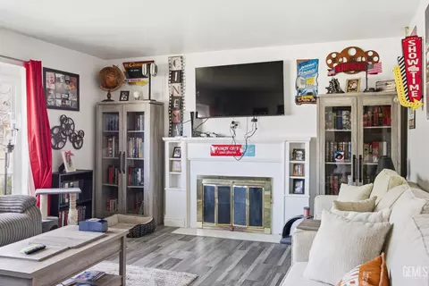 Living - 2500 Pine St, Bakersfield, CA 93301 photo 3 of 4