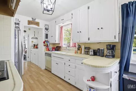 Kitchen - 2500 Pine St, Bakersfield, CA 93301 photo 3 of 6
